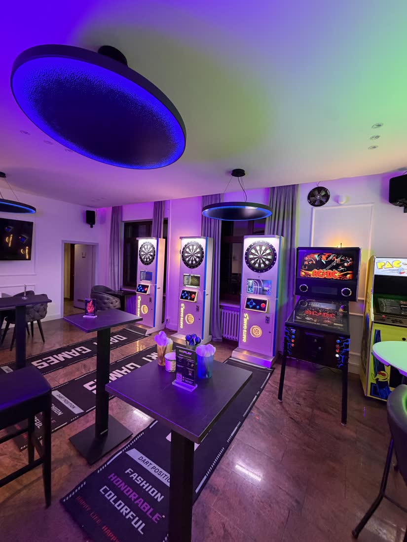 Darts-Automaten und Flipper im Neonlicht im Replay Eitorf