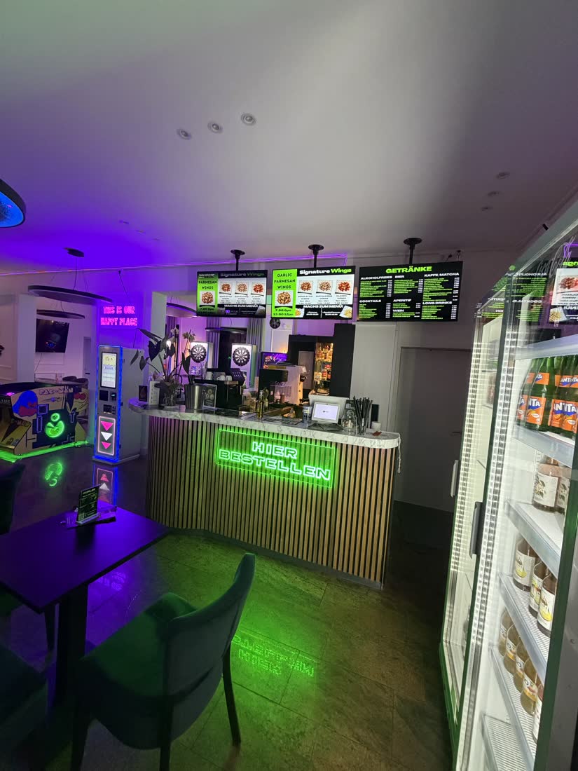Theke im Replay Eitorf mit Neon-Schriftzug